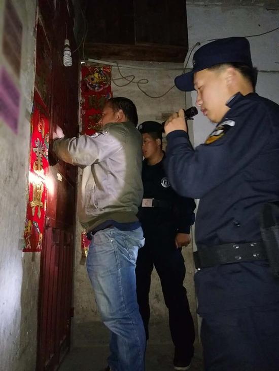 望谟开锁公司粗心妈妈误将幼女锁家中 